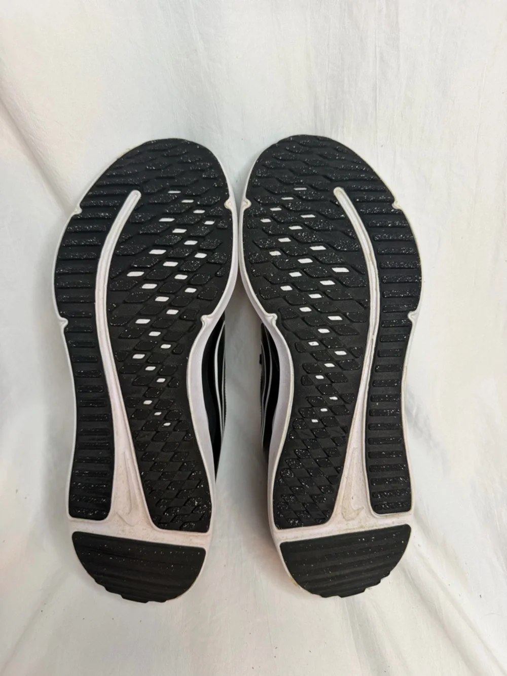 Nike Cosmic Runner Big Kids' Road Running Shoes - Black/White - Size 5.5Y - Picture 8 of 8